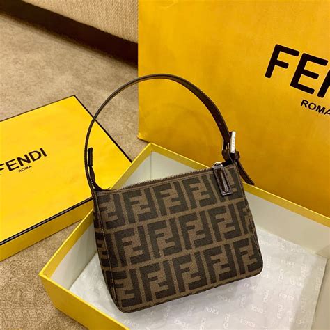 fendi 饭盒包|【Pack手袋系列】Pack盒子造型手袋.